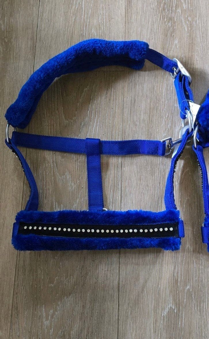 nieuwe fluffy halster afgewerkt met strass steentjes  maat P, Dieren en Toebehoren, Ophalen of Verzenden, Halster, Pony