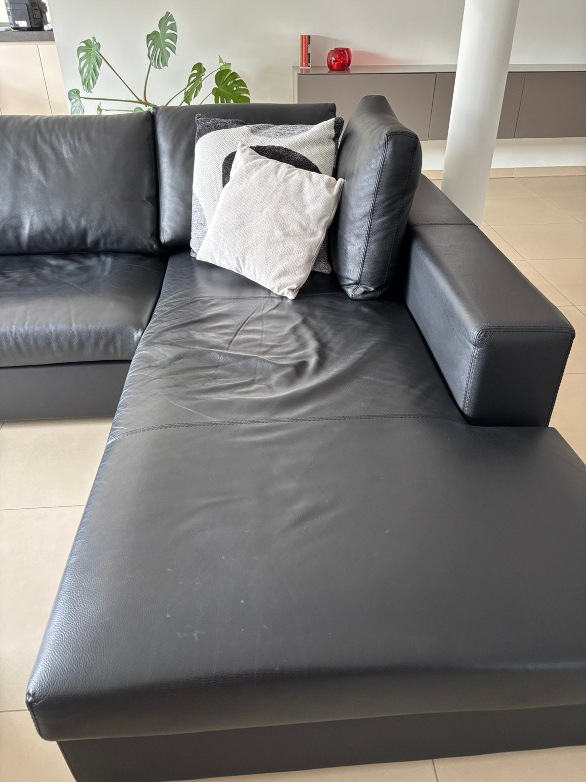 Canapé d'angle en cuir noir avec pouf, Maison & Meubles, Enlèvement, Utilisé, Cuir, Modern