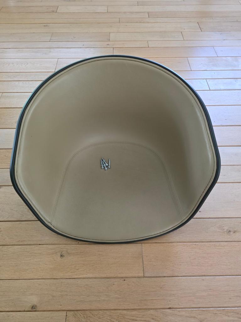 Hay 'About a chair', Huis en Inrichting, Ophalen, Zo goed als nieuw, Leer, Eén