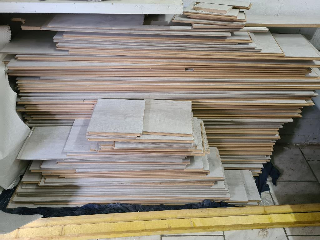 Parquet Stratifié en 11 mm d'épaiseur + Plinthe - du solide, Huis en Inrichting, Stoffering | Vloerbedekking, Gebruikt, Beige
