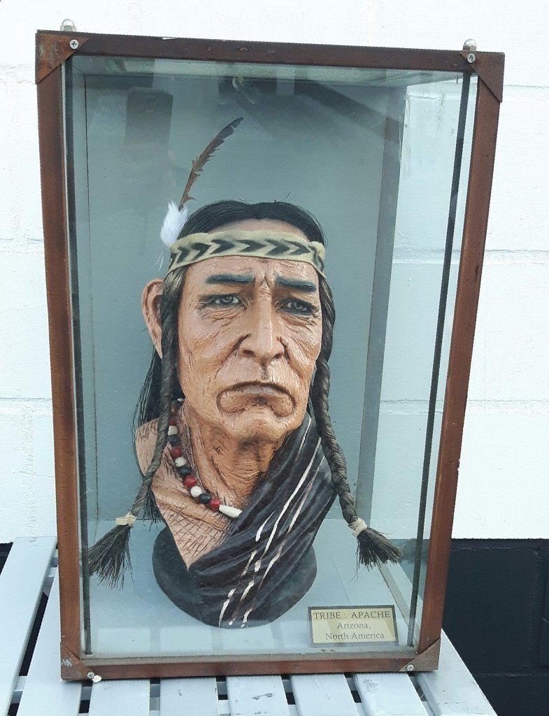 Apache Arikara Piegan Indiaan buste beeld in vitrine kast, Antiek en Kunst, Ophalen, 50 - 100 cm, Beeld, Noord-Amerika