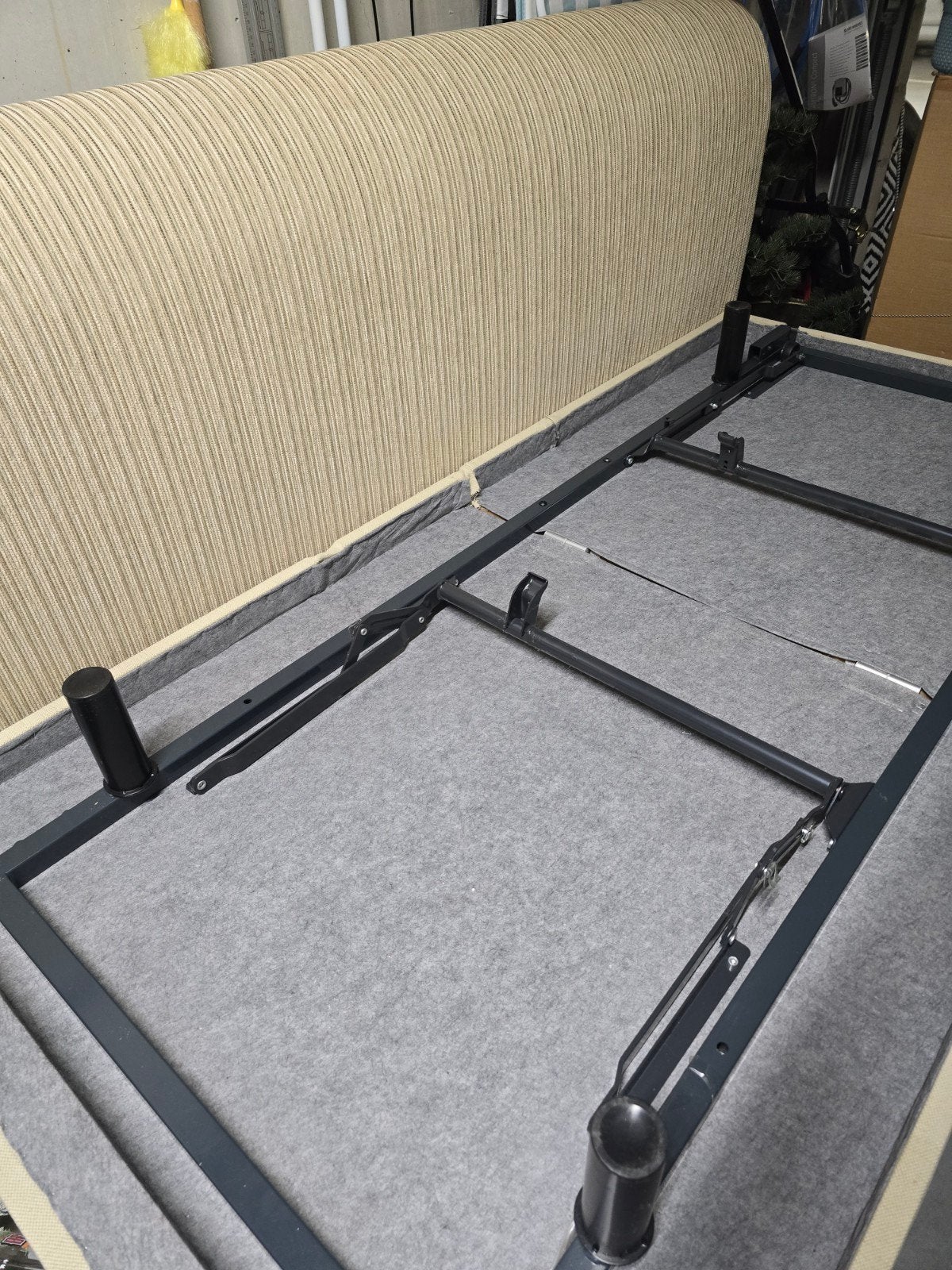 Boxspring bed met stoffen hoofdeinde. Met elektrische motor., Ophalen, Stof