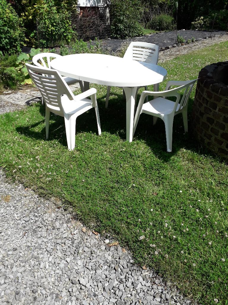 Set van stevige tafel + 4 fauteuils + PVC parasolvoet, Ophalen, Zo goed als nieuw, 4 zitplaatsen, Loungeset