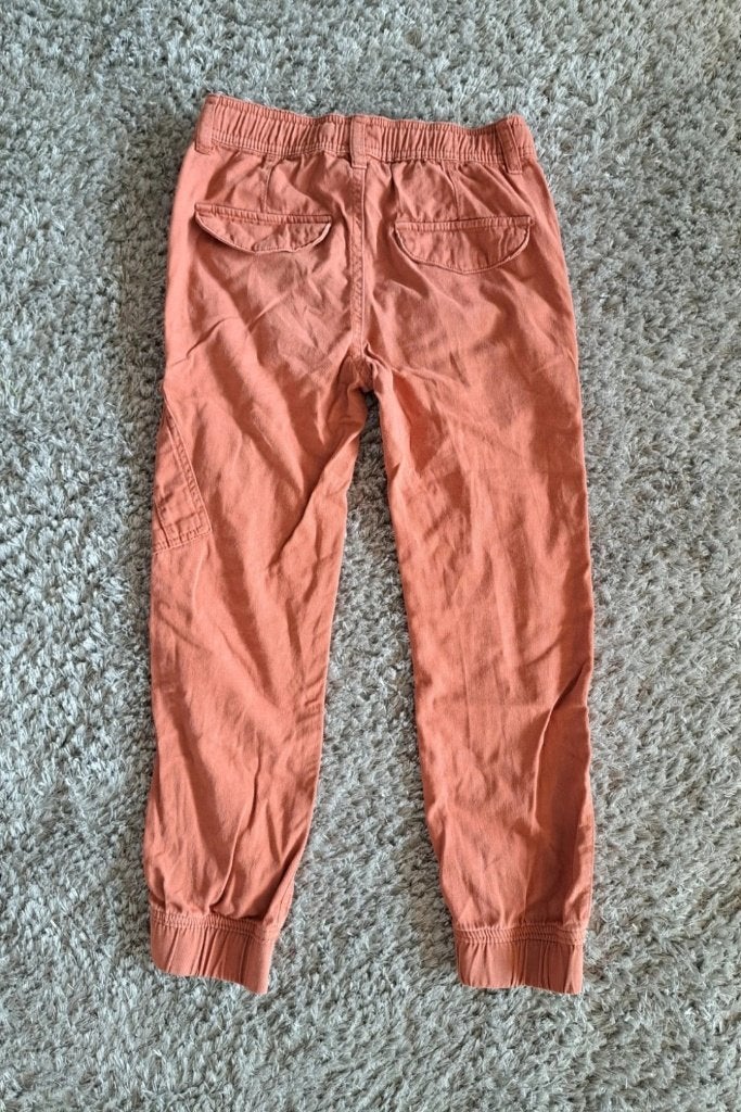 Oranje broek met rechte pijpen, maat 122-128, Kinderen en Baby's, Broek, Zeeman, Ophalen of Verzenden, Zo goed als nieuw