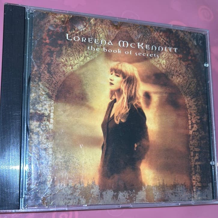 CD LOREENA MCKENNITT/LE LIVRE DES SECRETS EN PARFAIT ÉTAT, CD & DVD, CD | Méditation & Spiritualité, Enlèvement ou Envoi, Comme neuf