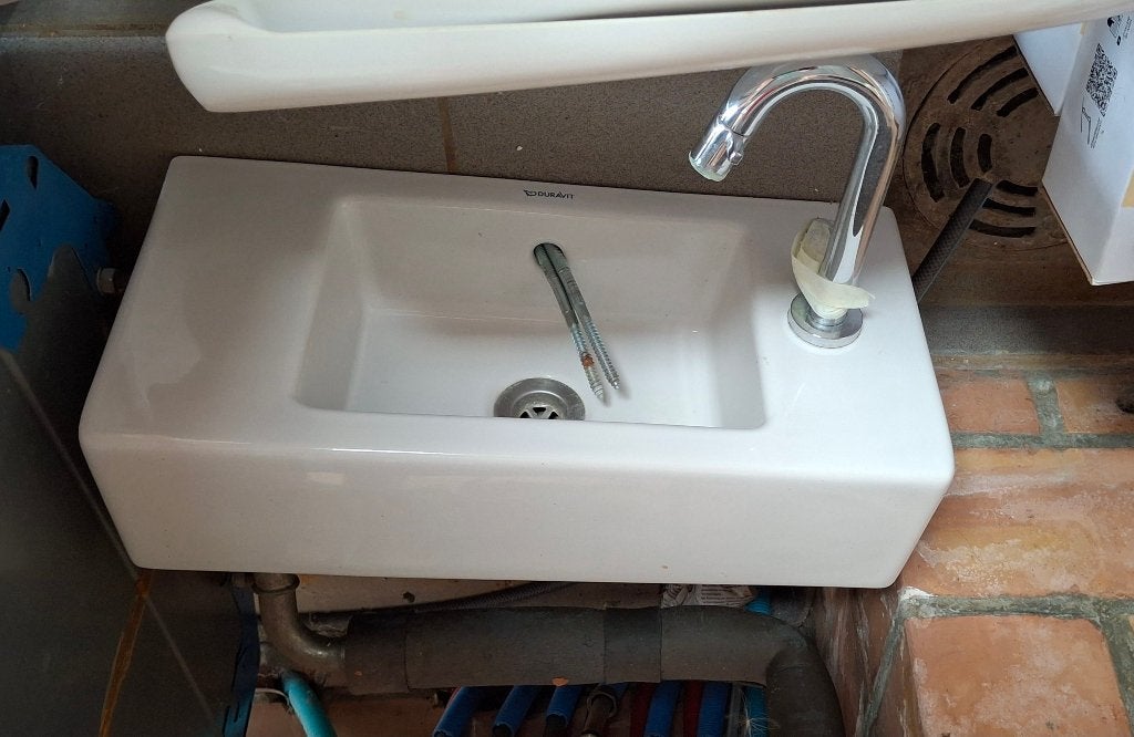 Lavabo met kraan voor toilet, Doe-het-zelf en Bouw, Ophalen, Kraan