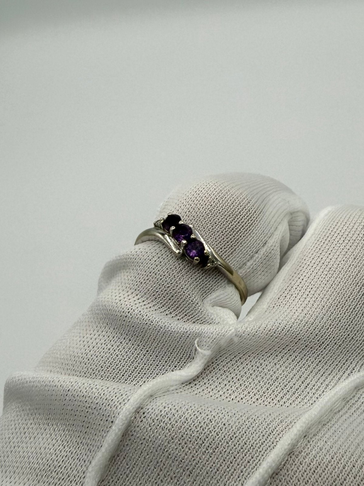 10 karaat Witgouden Ring met Diamant & Paarse Saffieren, 18 tot 19, Paars, Ophalen of Verzenden, Zo goed als nieuw