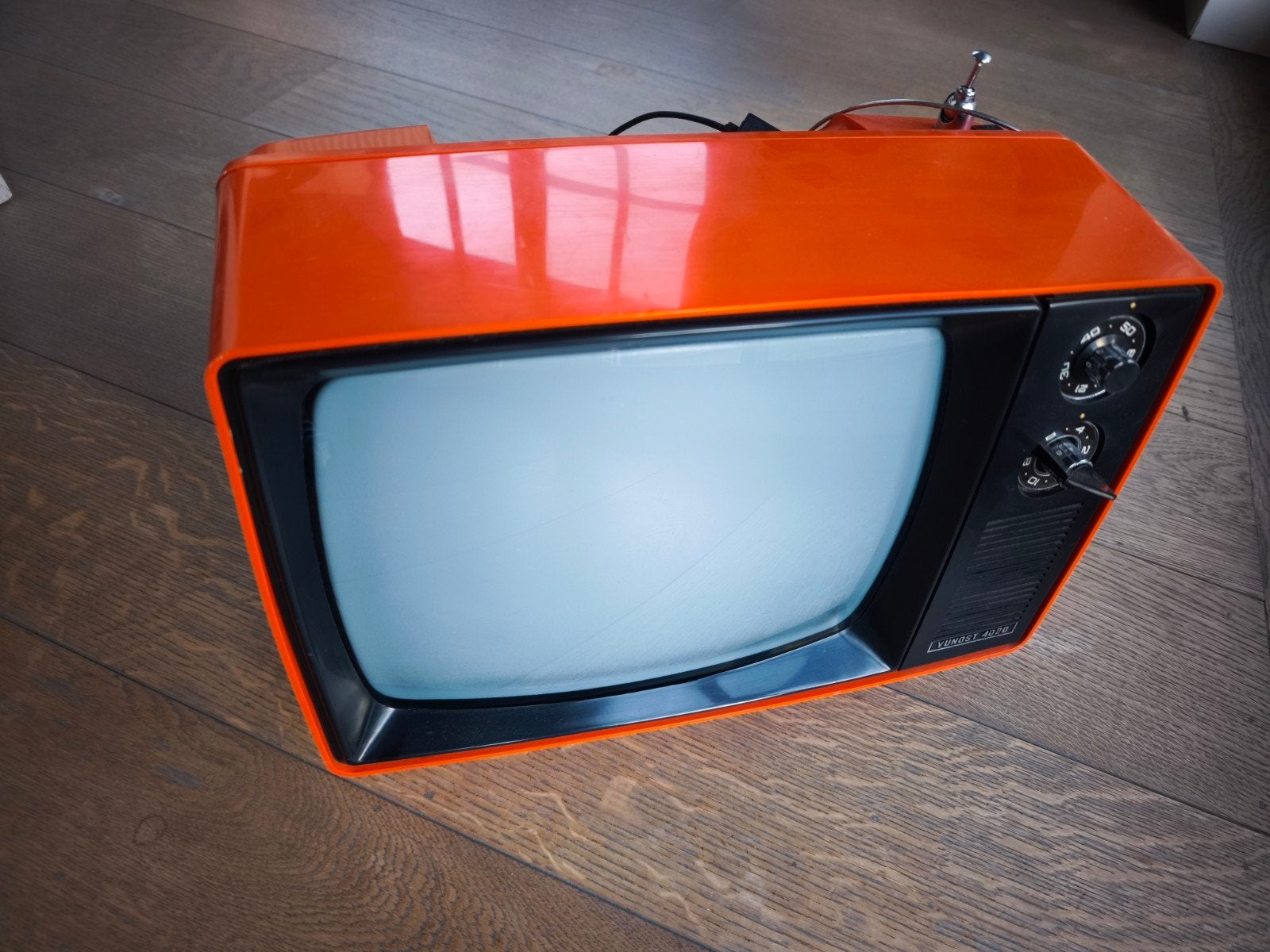 Yunost 402DE tv toestel, Antiek en Kunst, Ophalen