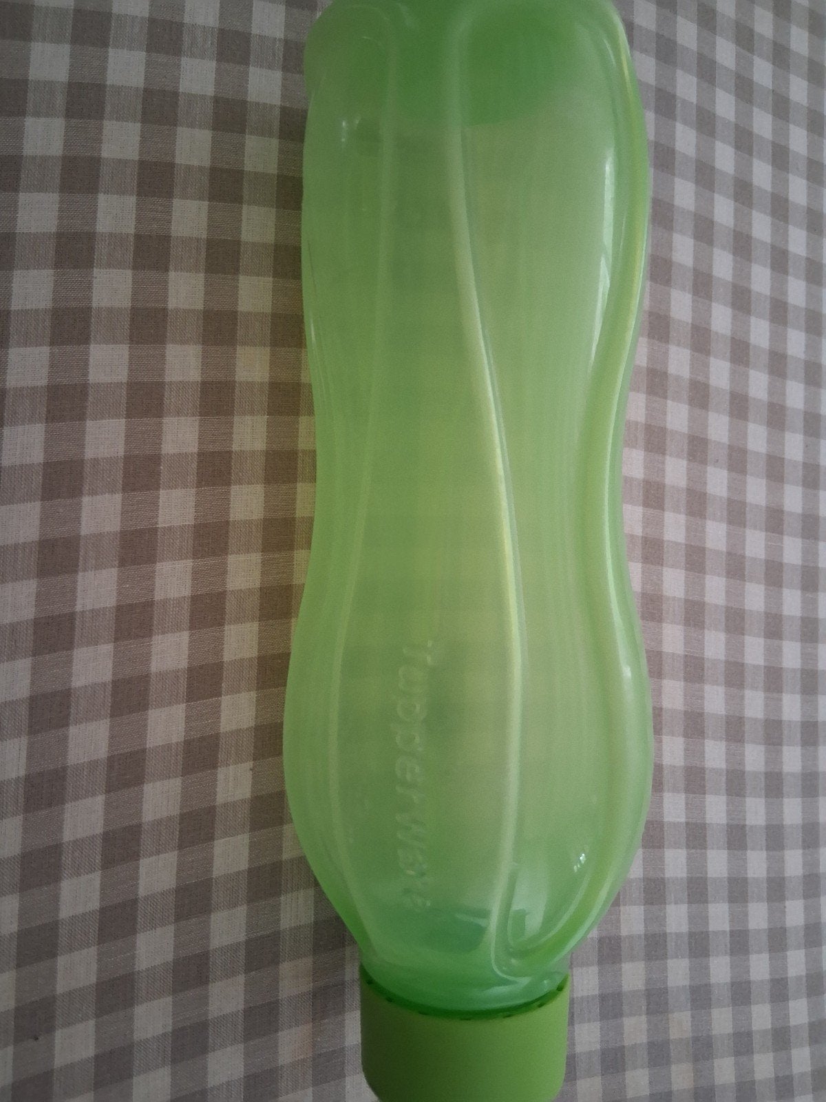 Gourde moyenne marque Tupperwaerare verte claire en bon état, Maison & Meubles, Cuisine| Tupperware, Bouteille réutilisable, Comme neuf