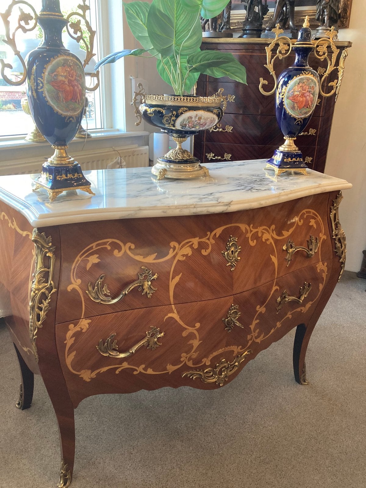 Antieke marqueterie gebogen commode met marmer blad, Enlèvement