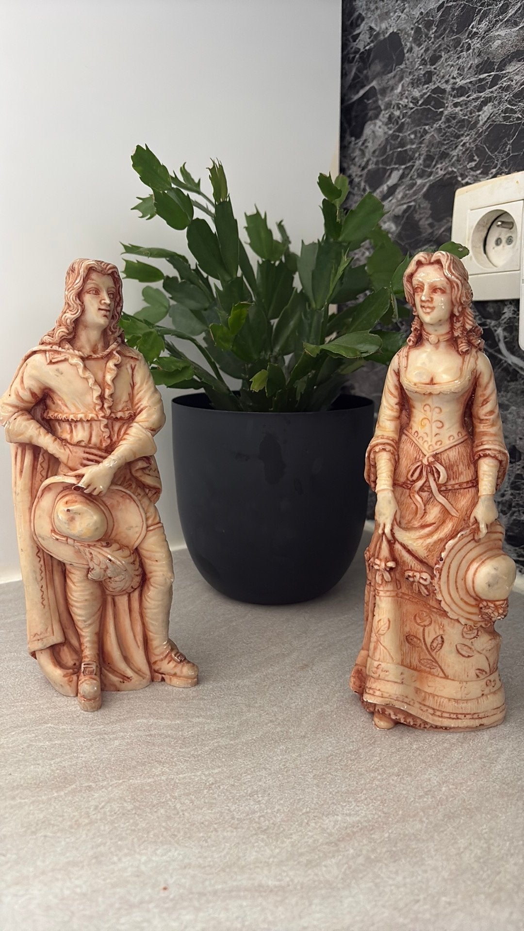 Lot de 2 statuettes vintages en résine - Couple élégant, Enlèvement ou Envoi, Utilisé, Autres matériaux, Signé