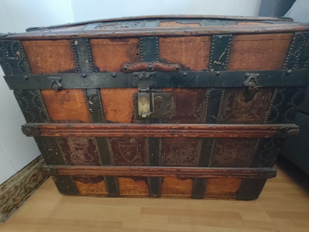 Coffret ancien en forme de coffre et de dôme (vers 1890), 50 – 75, 50 à 100 cm, Enlèvement, Utilisé