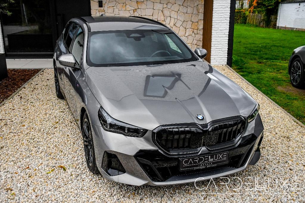 BMW 520i ️ M-SPORT | REMORQUE | CAMÉRA | H&K | ADAP CRUISE, Autos, Cuir, Argent ou Gris, Euro 6, Entreprise