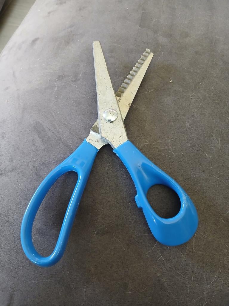 Zig zag knipschaar voor stoffen. Af te halen in Roeselare na, Ophalen