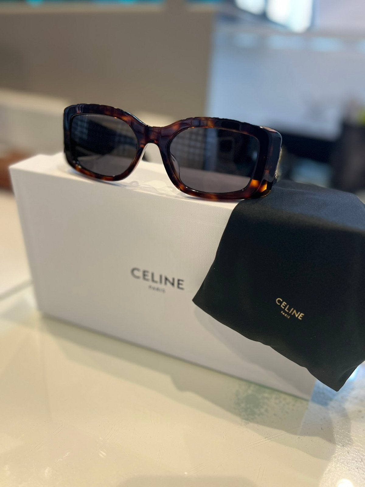 Céline Triomphe zonnebril, Handtassen en Accessoires, Ophalen of Verzenden, Zo goed als nieuw, Bruin, Zonnebril