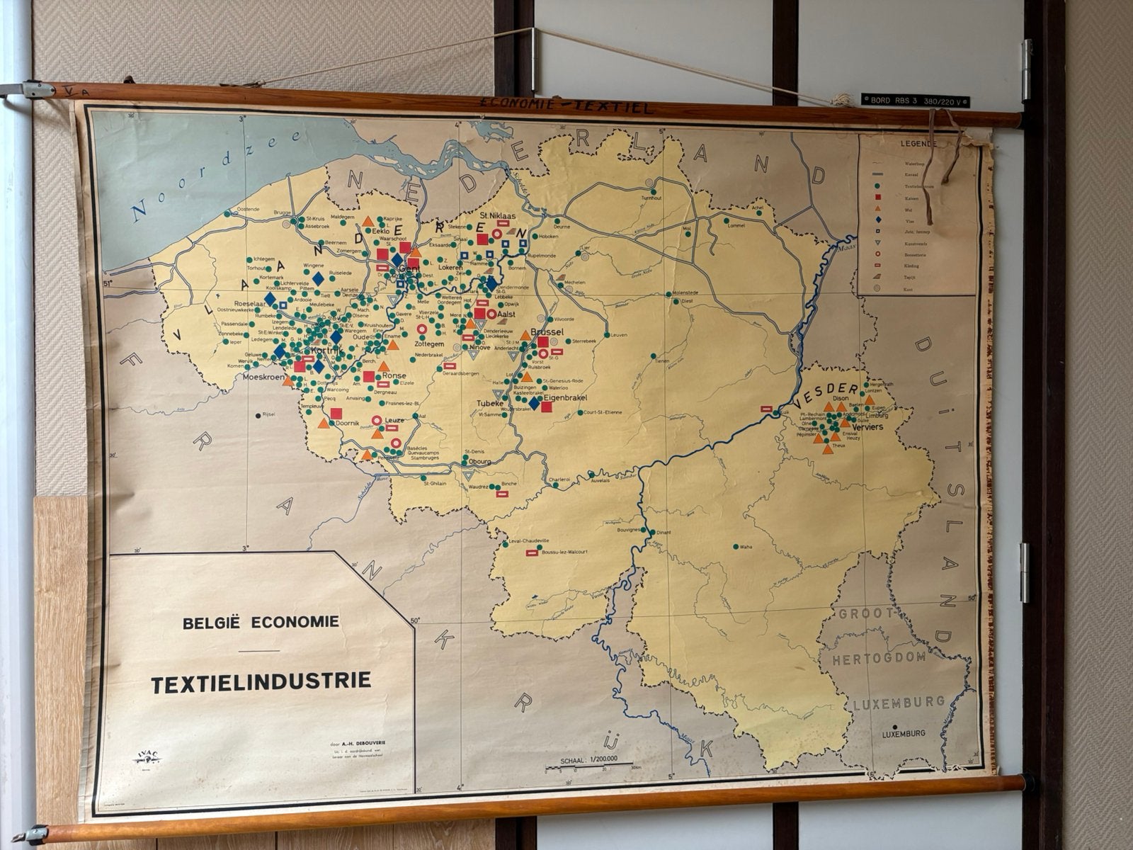 Schoolwandkaart België Ecomonie-textielindustrie, Antiek en Kunst, Antiek | Schoolplaten, Ophalen, Aardrijkskunde