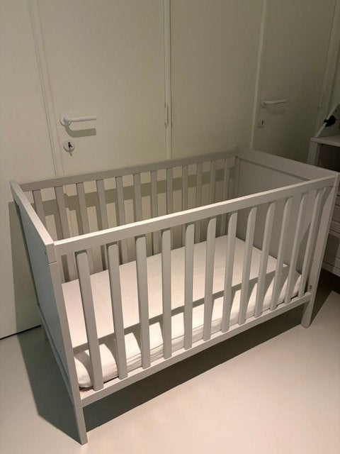 Babybed + Aerosleep matras, Kinderen en Baby's, Kinderkamer | Bedden, Gebruikt, Minder dan 140 cm, Minder dan 70 cm, Ophalen