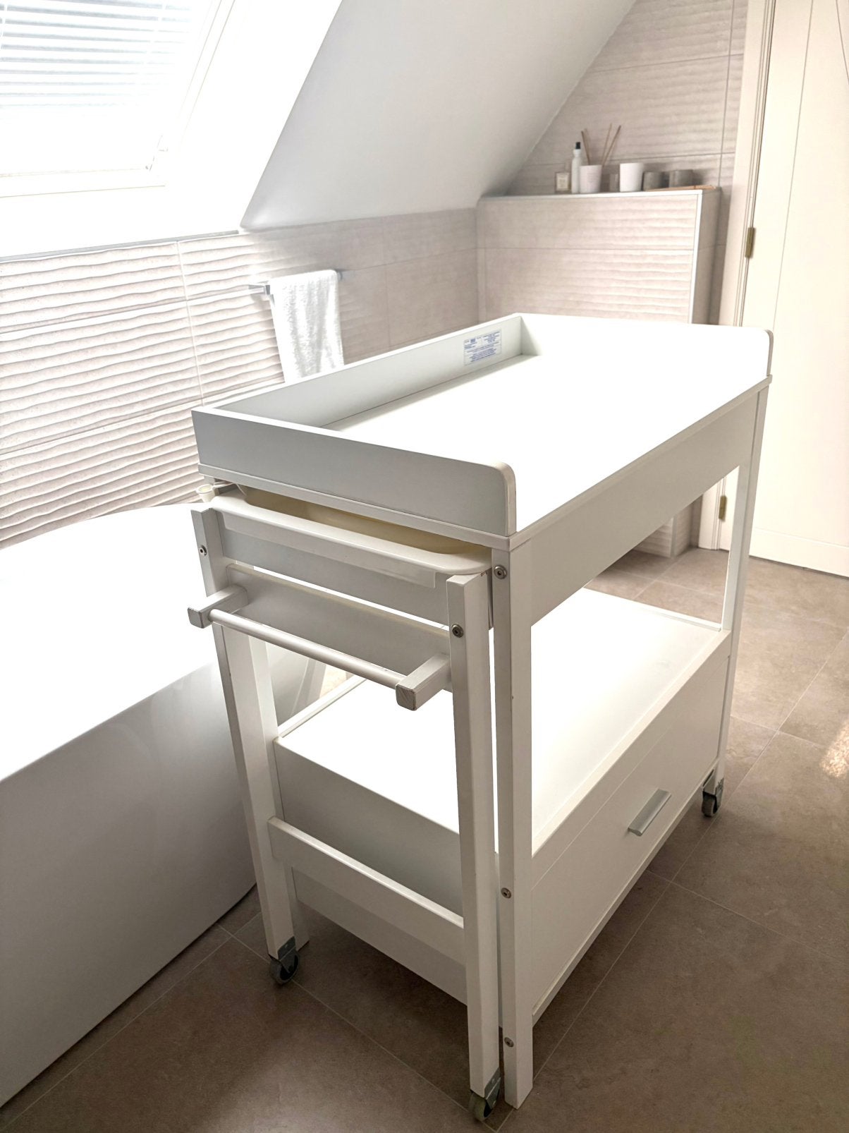 Luiertafel  met uitschuifbaar bad en verzorgkussen!, Kinderen en Baby's, Kinderkamer | Commodes en Kasten, Ophalen, Zo goed als nieuw
