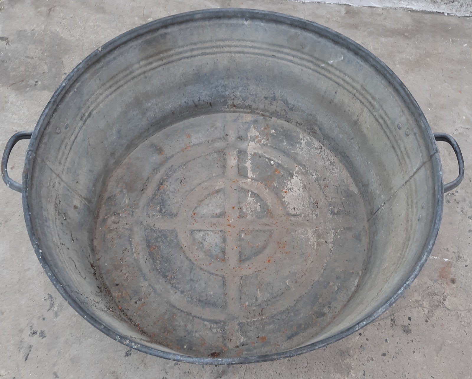 Ronde metalen bak met handvaten., Ophalen