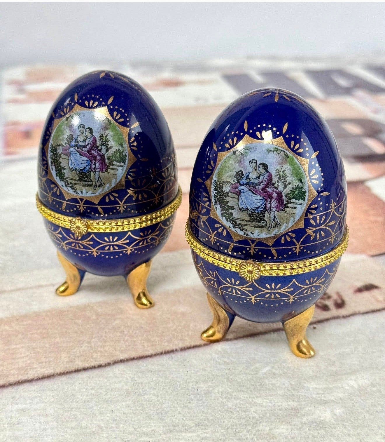 2 œufs de Fabergé en porcelaine ancienne bleu cobalt, signés, Antiquités & Art, Enlèvement ou Envoi