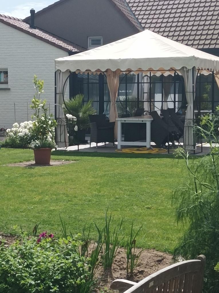 prieel zwarte ijzeren constructie en beige dekzeil., Jardin & Terrasse, Verrières, Utilisé, Pavillon de jardin, Enlèvement