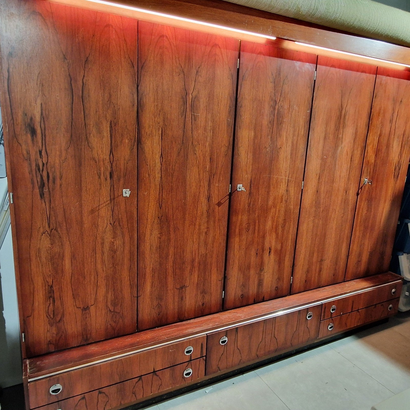 Gratis vintage kleerkast in goede en mooie  staat, Enlèvement