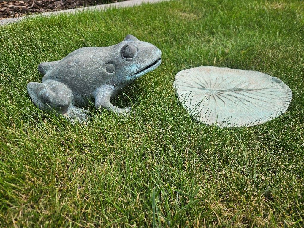 Bronzen oudere kikker m vol bronzen lelie blad! kan spuiten!, Enlèvement ou Envoi, Comme neuf, Autres matériaux, Animal