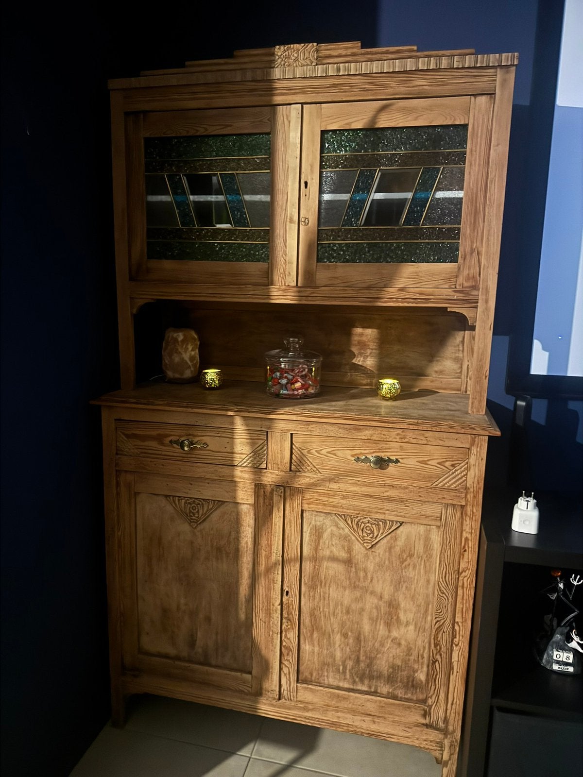 Oude buffetkast met Art Deco-invloeden en glas-in-lood, Antiek en Kunst, Ophalen