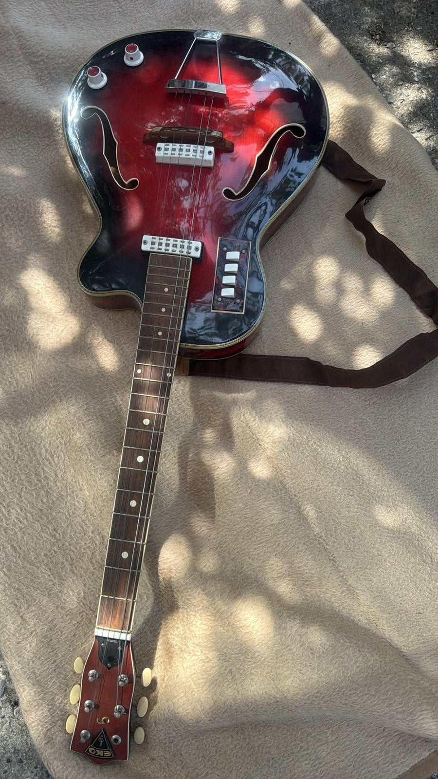 Guitare électrique EKO 200 BLACK/RED 1960'S, Musique & Instruments, Instruments à corde | Guitares | Électriques, Enlèvement, Utilisé