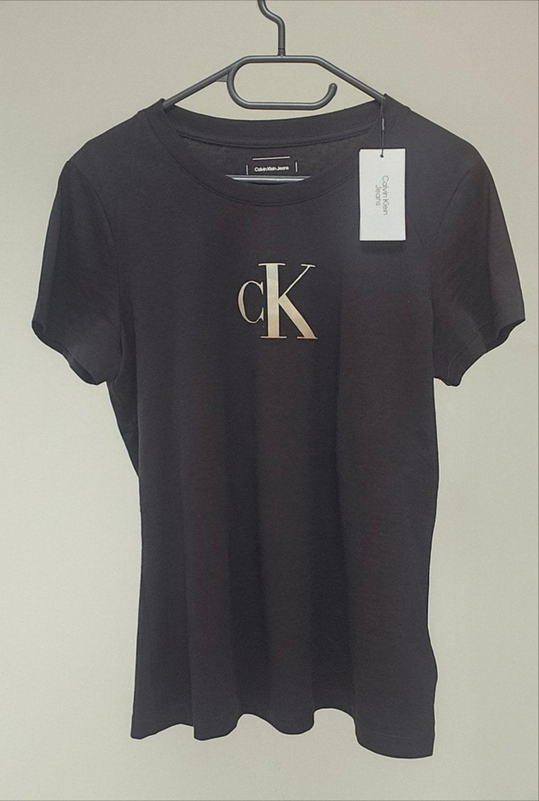 Nieuwe zwarte Calvin Klein Jeans T-shirt met gouden l, Kleding | Dames, T-shirts, Ophalen of Verzenden
