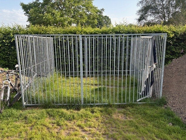 hondenren 3x3,5m met deur in goede staat, Animaux & Accessoires, Enlèvement, Utilisé, 100 cm ou plus, Chenil chien