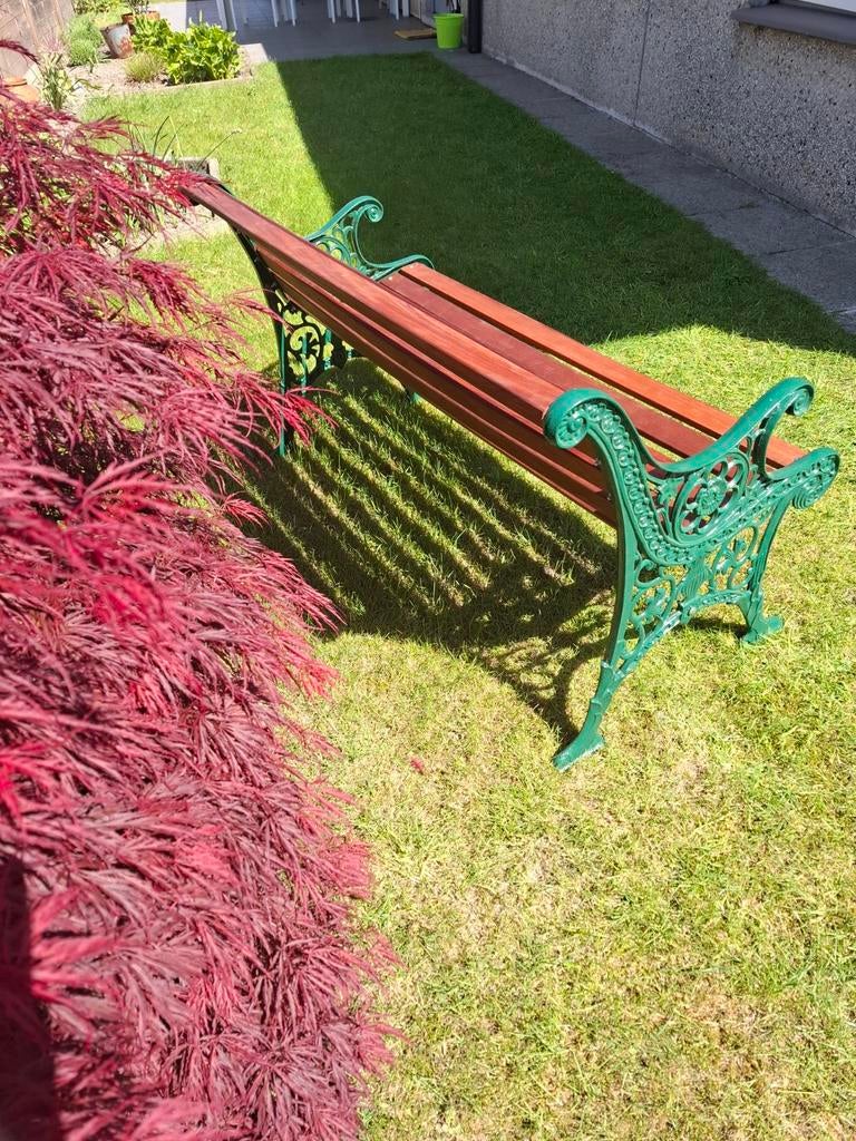 Opgekuiste tuinbank, Enlèvement, Bois