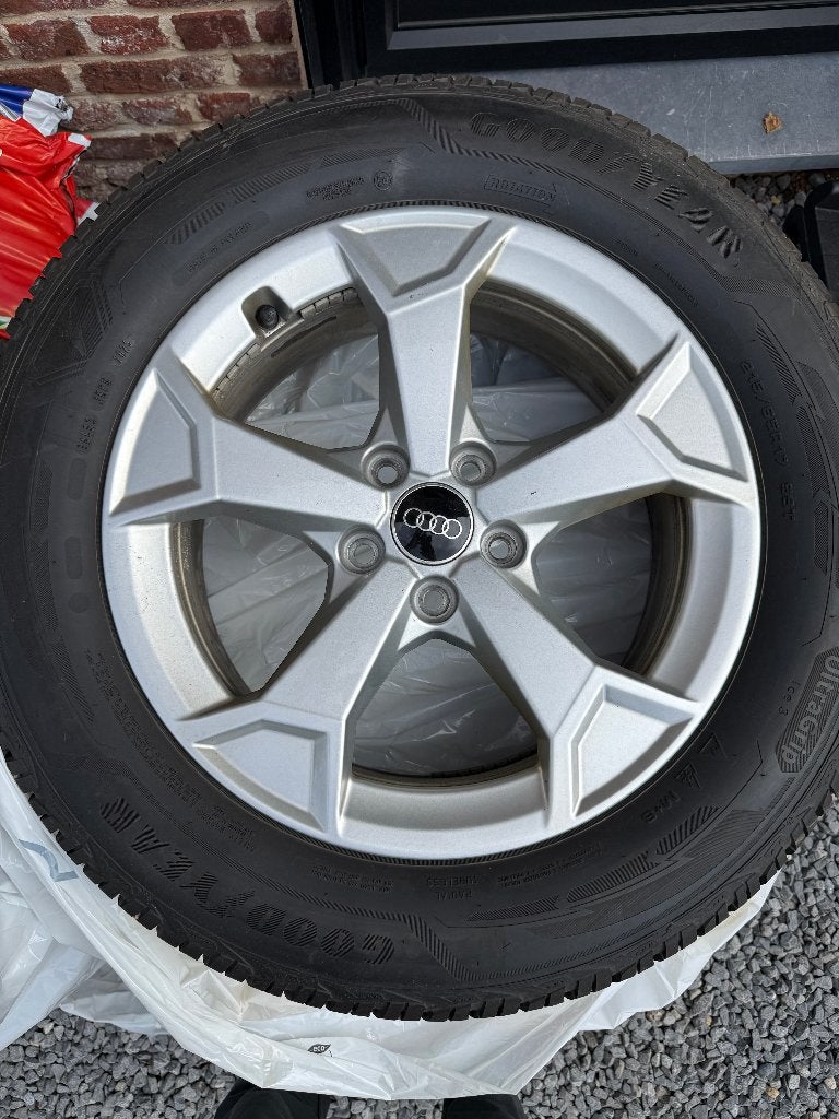 Audi Velgen en GOODYEAR winter Banden 215/65/R17 99T, Ophalen, Banden en Velgen, 17 inch, Winterbanden