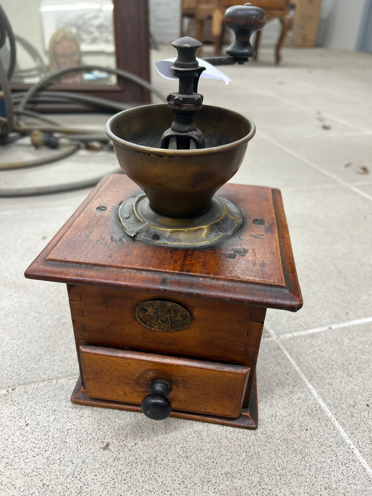 Oude koffiemolens, Ophalen