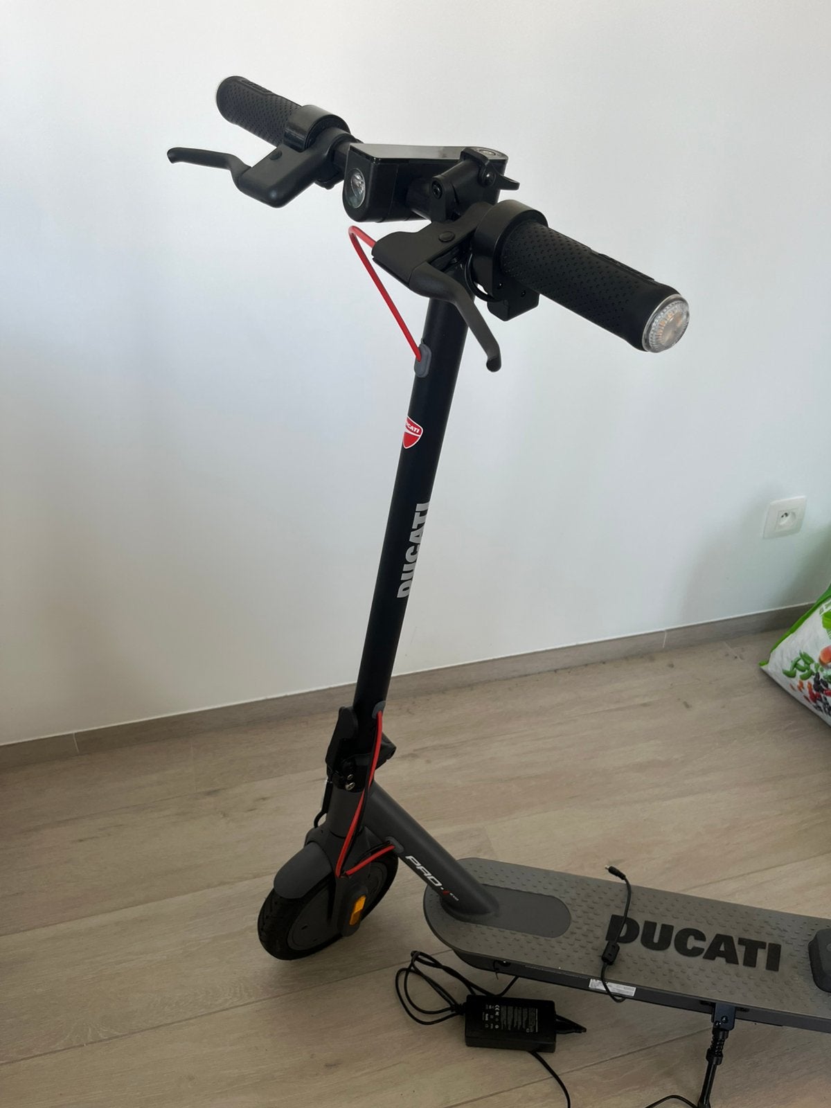 Electrische step Ducatie, Vélos & Vélomoteurs, Enlèvement, Comme neuf