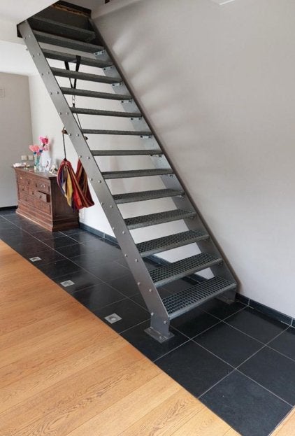 Stevige industriële metalen trap met antislip roostertreden, Ophalen of Verzenden, Zo goed als nieuw, Trap