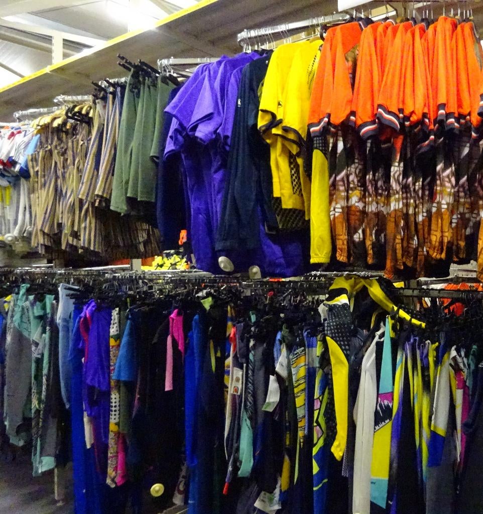 NIEUW Partijtje 400 stuks Kwaliteit sportkleding Heren en Da, Enlèvement ou Envoi, Neuf