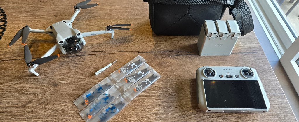 Drone dji mini 3 a vendre, Comme neuf, Enlèvement, Quadricoptère ou Multicoptère, Avec caméra