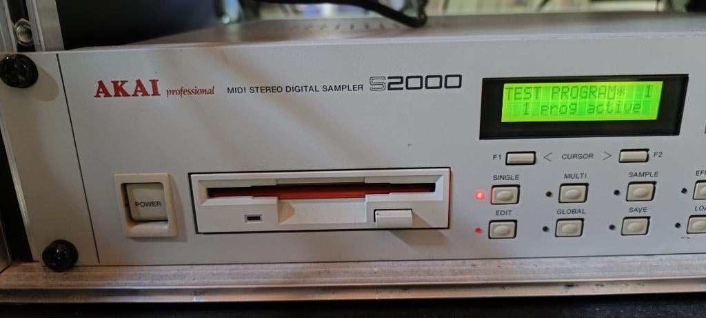 AKAI s2000 sampler synthesizer, Enlèvement, Utilisé