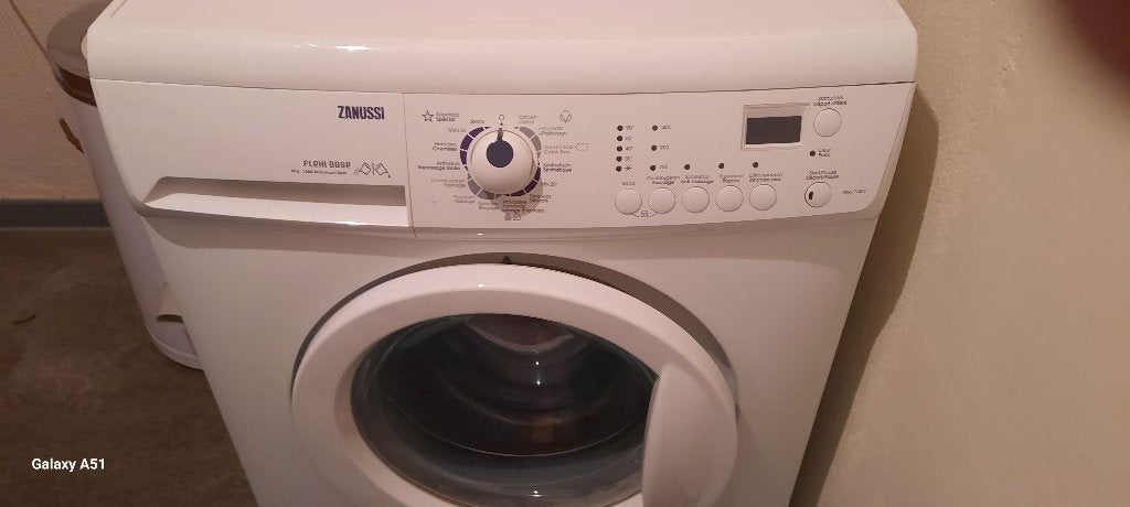 MACHINE À LAVER ZANUSSI, Electroménager, Lave-linge, 1200 à 1600 tours, 85 à 90 cm, 4 à 6 kg, Programme lavage à la main