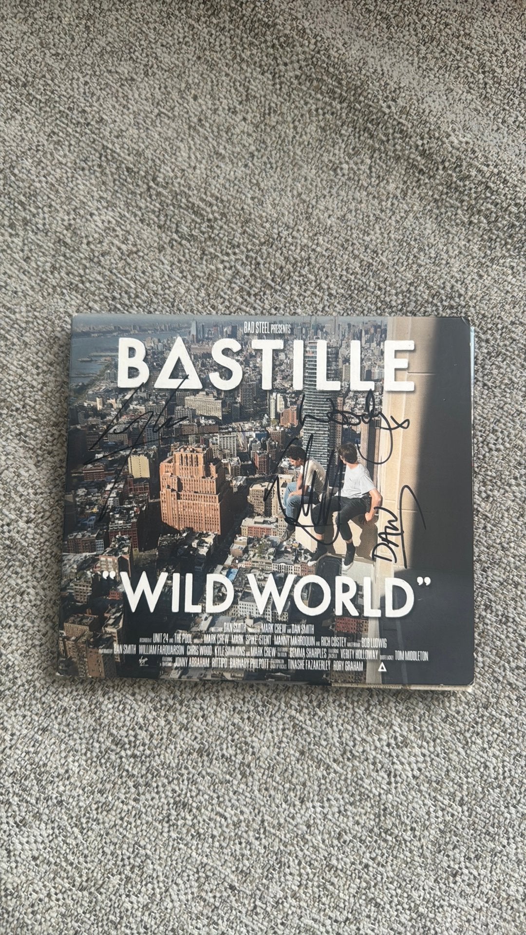 Gesingeerde CD Bastille Wild World, Cd's en Dvd's, Ophalen of Verzenden, Zo goed als nieuw, Verzamelalbum, Gesigneerd