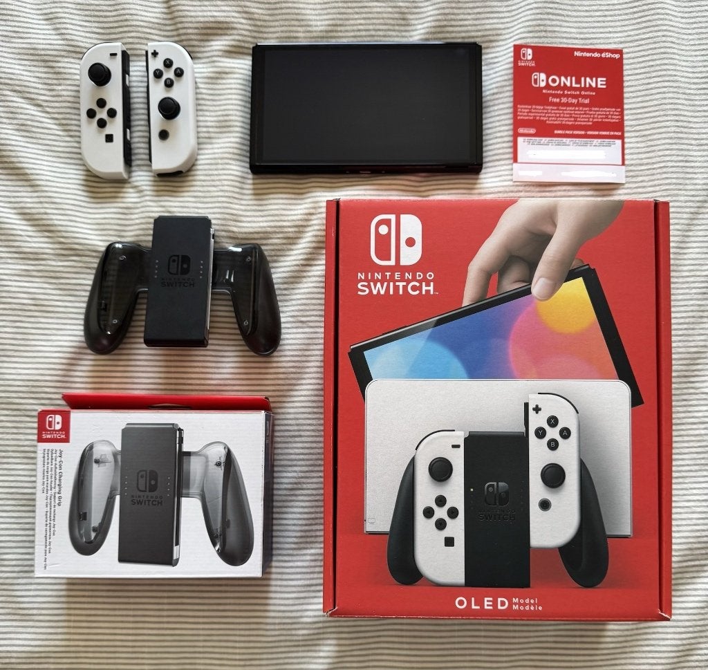 Nintendo Switch OLED + Joy-Con Charging Grip + Game, Avec 1 manette, Enlèvement, Avec jeux, Switch OLED