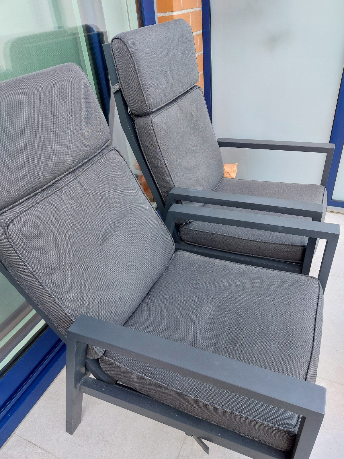 2 grijze  terrasstoelen + 1 voetbank, Jardin & Terrasse, Chaises longues, Enlèvement, Utilisé, Aluminium, Réglable