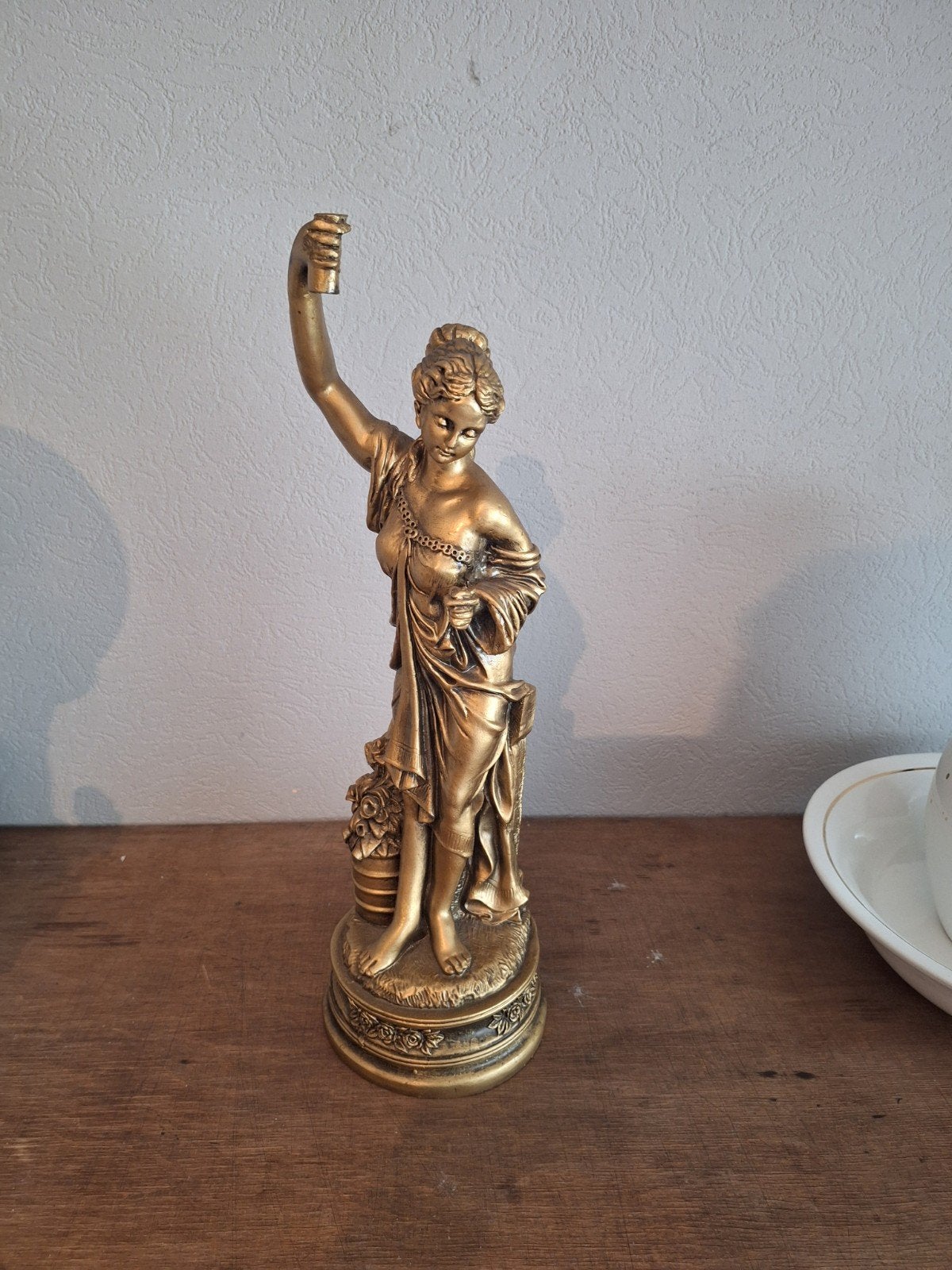 Elegant klassiek beeld van jonge dame in bronstint – decorat, Ophalen