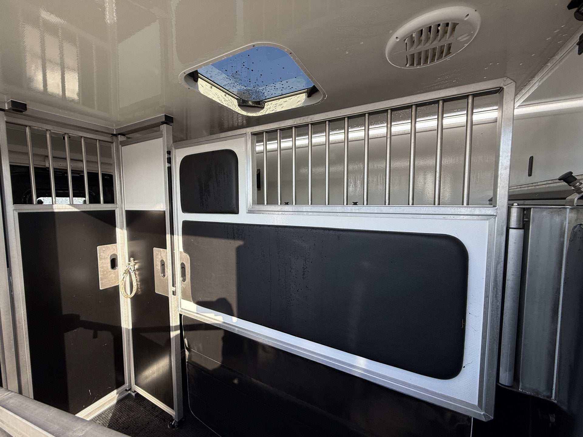 Renault Master | HORSETRUCK | KRISMAR | STALLION 3XL | 2022, Dieren en Toebehoren, Weduwestraat 12
4884MV  WERNHOUT, NL, Paardenwagentje NL | MVV HORSETRUCKS