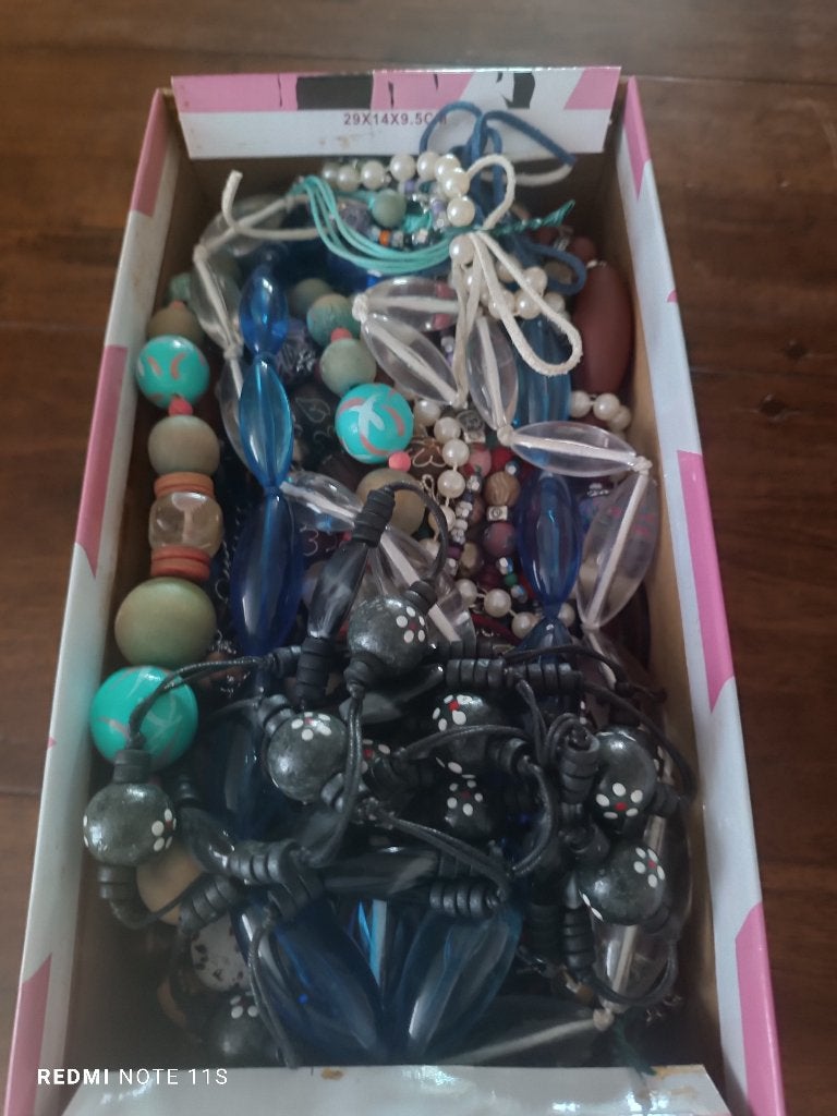 Je vends une boîte contenant 30 colliers fantaisie., Enlèvement, Comme neuf