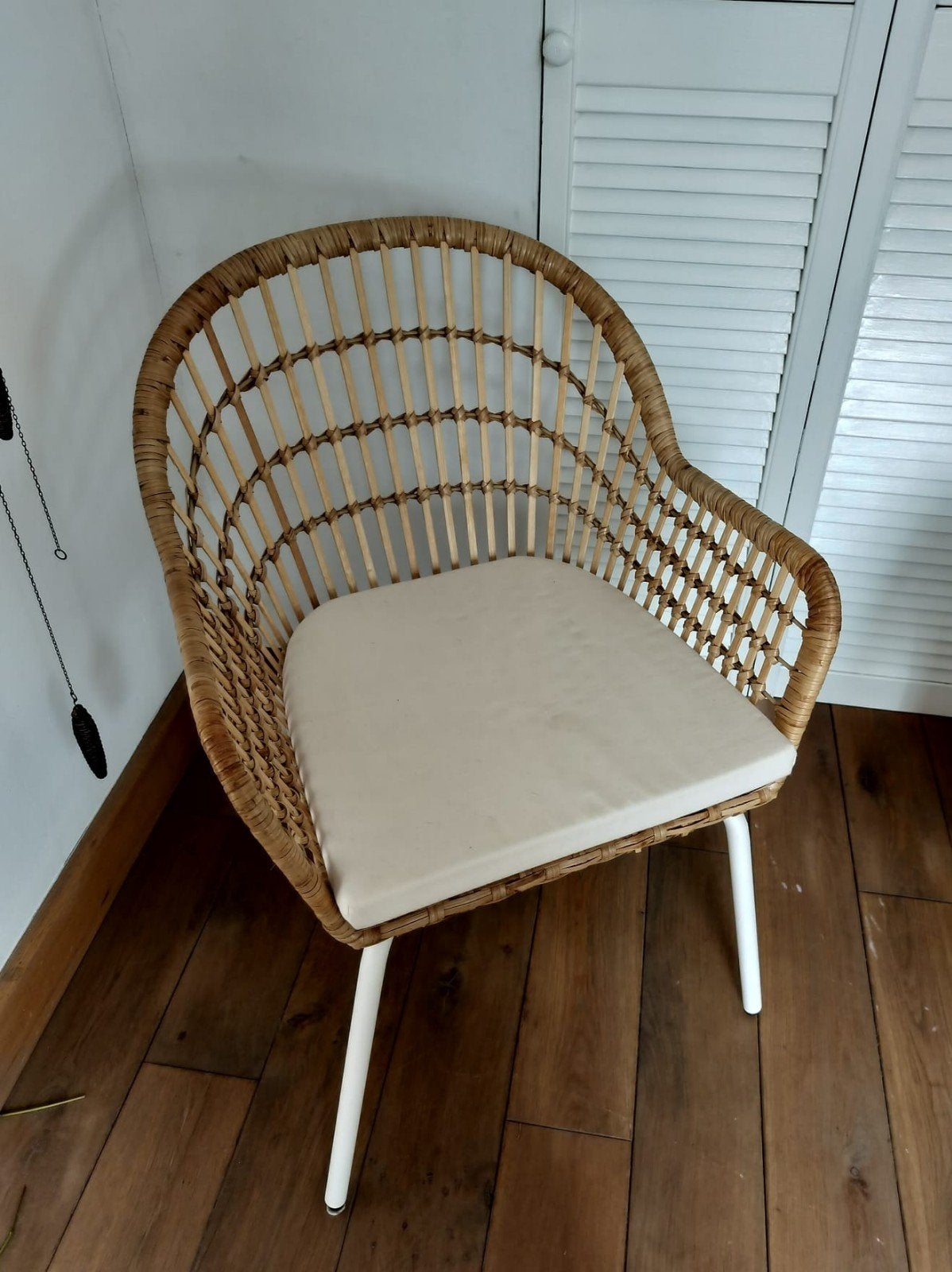 Mooie rotan stoel met beige zitkussen - uitstekende staat, Ophalen