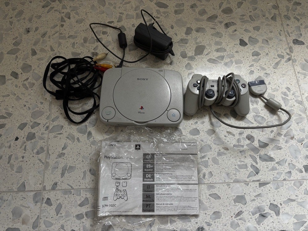Originele Sony PlayStation One (PS one) - Complete set, Consoles de jeu & Jeux vidéo, Consoles de jeu | Sony PlayStation 1, Enlèvement
