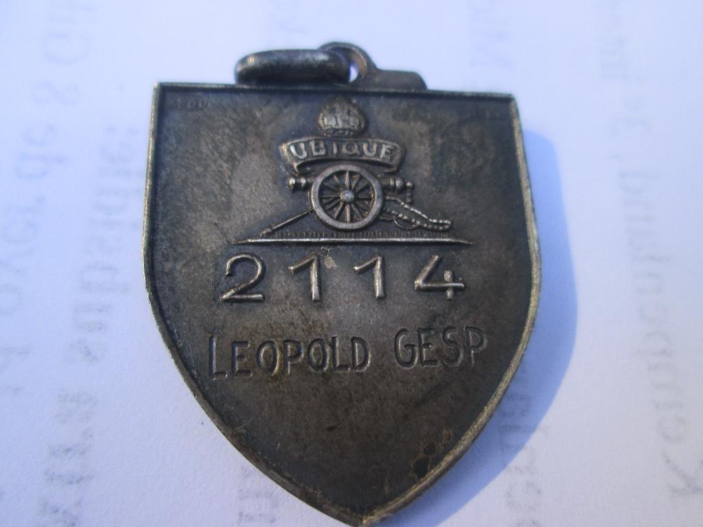 Belgische hanger, met Engels artillerie embleem. genummerd., Verzamelen, Ophalen of Verzenden