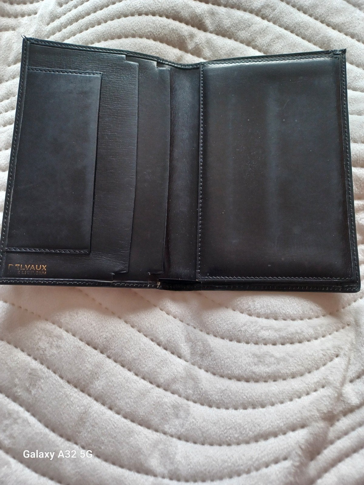 DELVAUX Portefeuille vintage noir siglé, Bijoux, Sacs & Beauté, Envoi, Noir